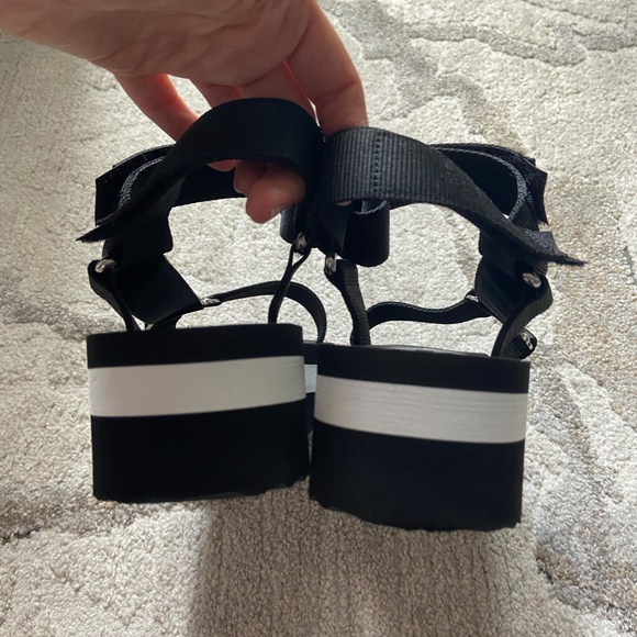 The Wishbone Collection Sandals // Size 7.5 - Picture 8 of 14